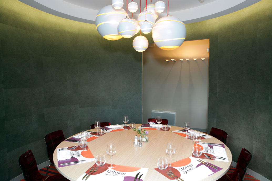 Salon privé avec table ronde du restaurant L'Atelier de Jacques, la brasserie Erisay